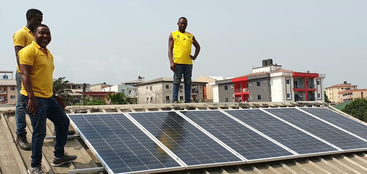Techniciens Cameroun Energy SA installant des panneaux solaires de haute qualité à Douala